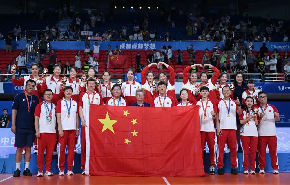 赛场上，女队团结一致向前冲击(赛场上,女队团结一致向前冲击的句子)