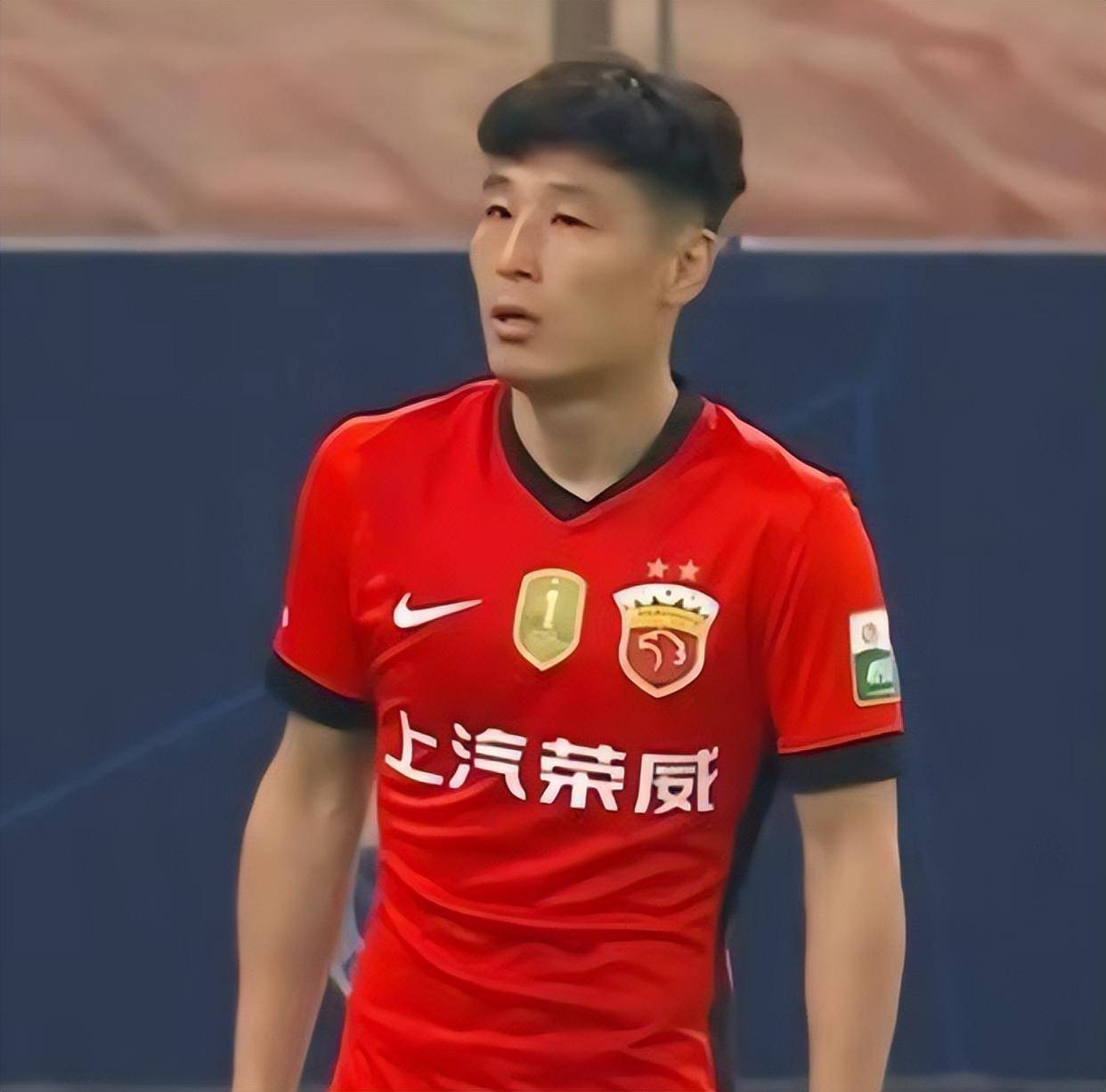 博鱼体育-大连一方对战上海上港，中超霸主实力榜首，激烈对决不容错过(中超大连人对上海上港)