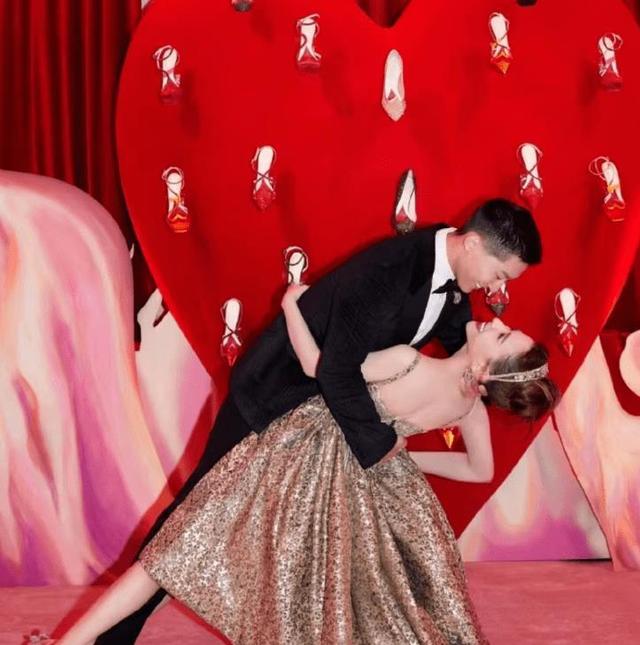 关于破婚变传闻？穆勒晒与妻子马匹合照：巴伐利亚冠军正准备下场比赛的信息