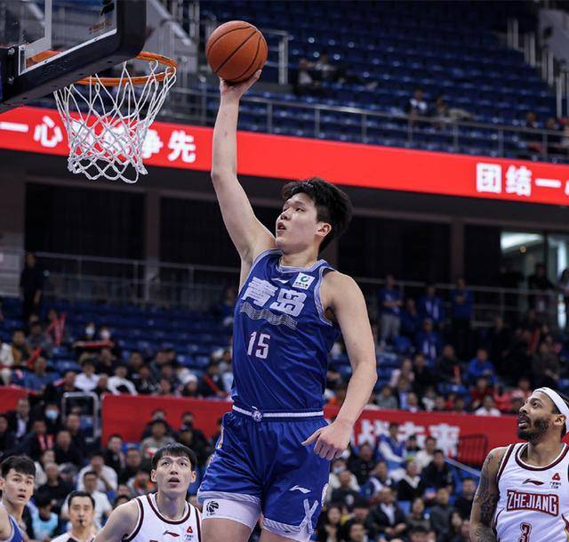 青岛持续对杨瀚森进行特训！NBA级教练个性化指导投篮，积极态度助力融入的简单介绍