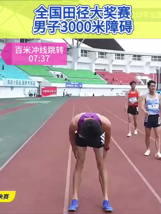田径赛场上障碍赛让观众紧张不已